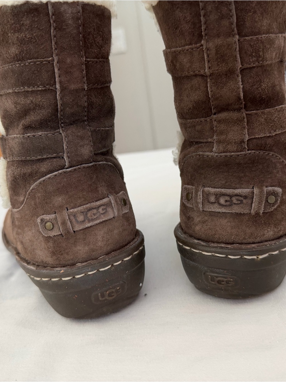 Ugg’s Women’s Brown Suede Shearling-Lined Winter Boots Sz 9 - Picture 8 of 11